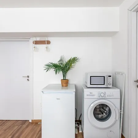 Cozy 2-bedroom Near Finikoudes Apartment *